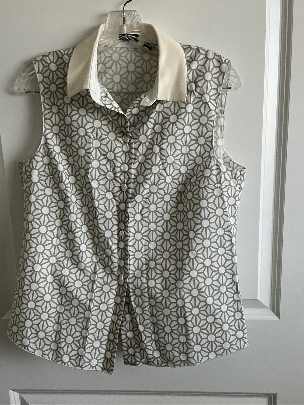 Jil Sander Sleeveless Button-Down Top in Cream and Gray Geometric Print